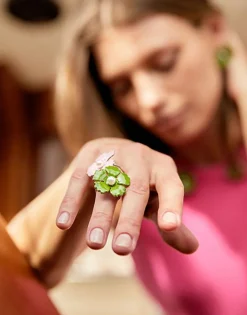 Majorica Anillo Santorini Flor Verde Olivo Grande En Plata| Anillos Medianos