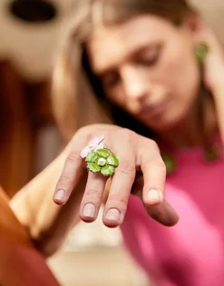 Majorica Anillo Santorini Flor Verde Olivo Pequena En Plata| Anillos Medianos