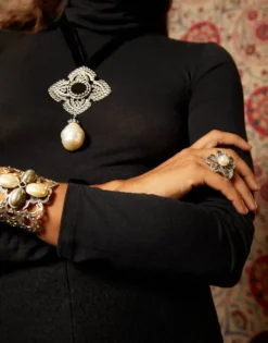 Majorica Brazalete Renacentista Peregrina Con Perlas Y Filigrana Envejecida| Brazaletes Rígidos