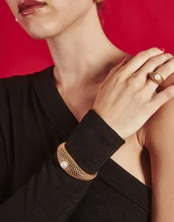 Majorica Brazalete Rigido Etna Calado Grande Dorado| Brazaletes Rígidos