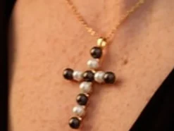 Majorica Colgante Cruz Dorado Con Perlas Tahiti Y Blancas| Colgante Cadena