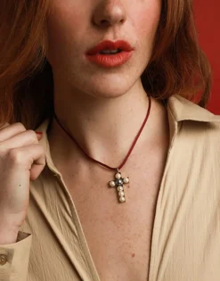 Majorica Colgante Cruz Dorado Con Perla Media Bola Blanca Y Gris| Colgante Cadena