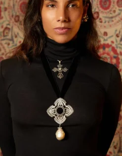 Majorica Colgante Tudor Peregrina Con Perla Sobre Cruz| Colgante Cadena