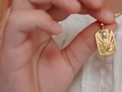 Majorica Collar Caelum De Comunion Con Medalla Dorada| Collares Dorados