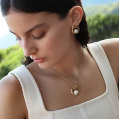 Majorica Pendientes Petra En Acero Dorado| Pendientes Cortos