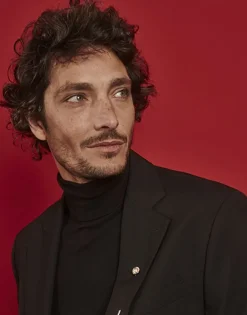 Majorica Pin Le Club Largo Acero Dorado Con Logo Y Perla Blanca| Pines Hombre