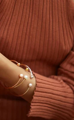 Majorica Pulsera Aura Dorada Grande Con Perla Rosa| Brazaletes Rígidos