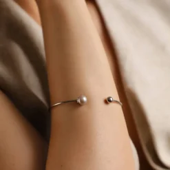 Majorica Pulsera Aura Grande Perla Nuage| Brazaletes Rígidos