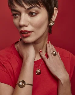 Majorica Pulsera Dorada Le Palm Con Perla Blanca| Brazaletes Rígidos