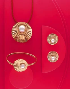 Majorica Pulsera Dorada Le Palm Con Perla Blanca| Brazaletes Rígidos